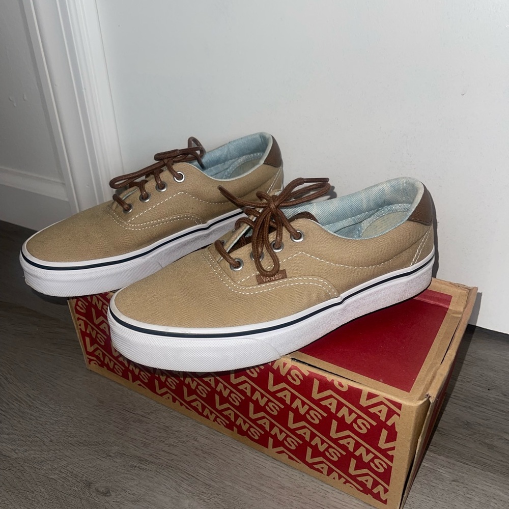 VANS - Tan Low Vans Size: 7.5W / 6 M